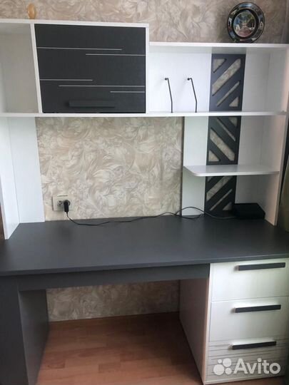 Продам школьный учебный стол-стенку