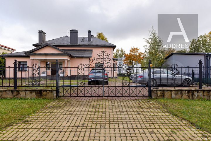 Коттедж 370 м² на участке 28 сот.