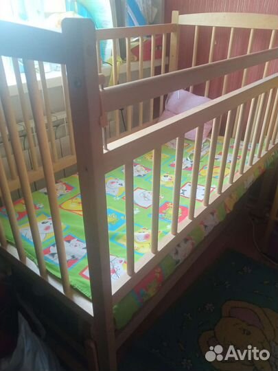 Детская кроватка с маятником
