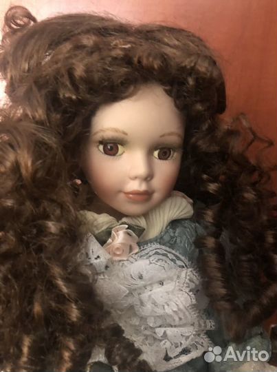 Кукла фарфоровая