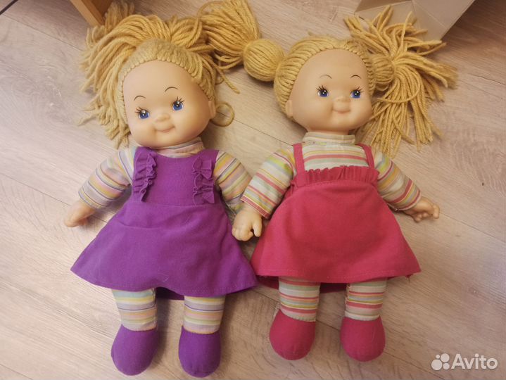 Большой пупс и куклы