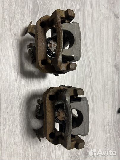 Суппорт задний левый правый Toyota Corolla E150