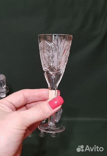 Хрустальный графин с рюмками