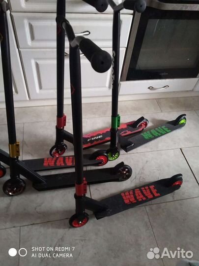 Прочный красно-чёрный трюковой самокат новый