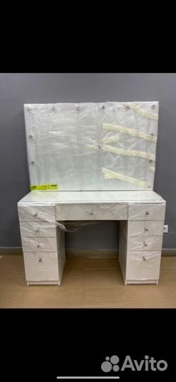 Гримерный стол с зеркалом