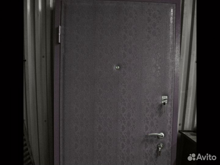Дверь для квартиры из 2 мм стали с отделкой винил