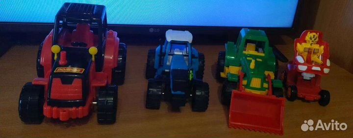 Игрушки пакетом Трактора