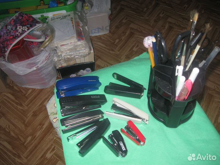 Лоток для бумаг и канцтовары