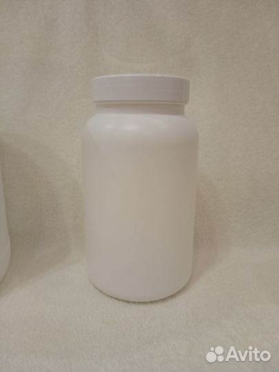 Пластиковые банки с крышкой
