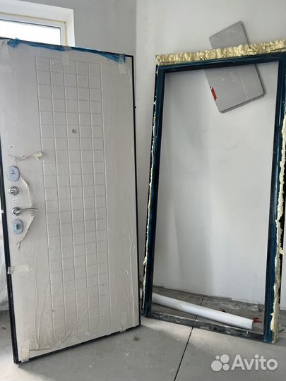 Дверь входная металлическая от застройщика