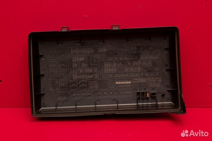 Крышка блока предохранителей Toyota Land Cruiser