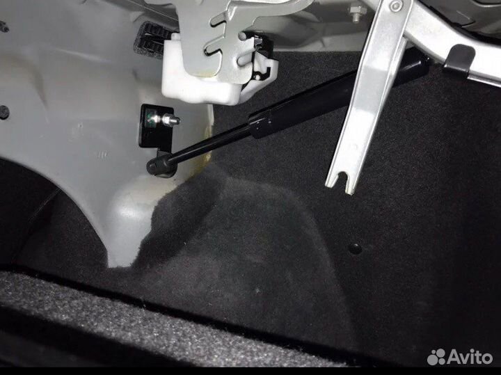 Упоры крышки багажника Гранта Датсун