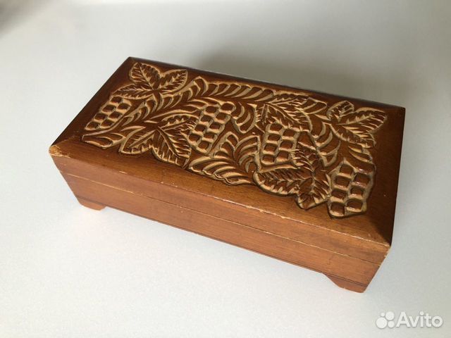 Резная деревянная шкатулка