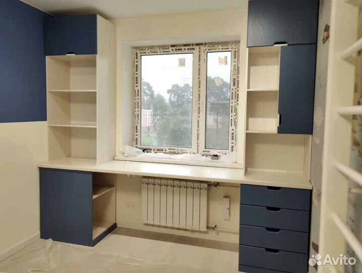 Рабочая зона в углу у окна