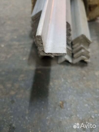 Уголок алюминиевый 20х20