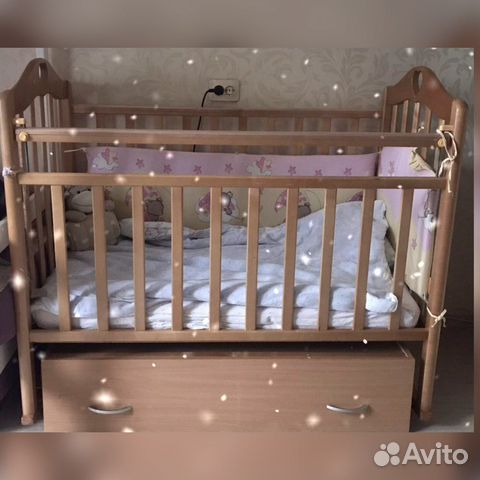 Детская кроватка с маятником и ящиком и матрасом