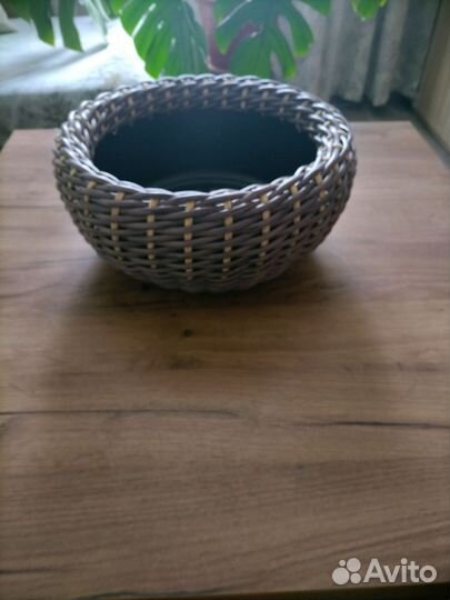 Кашпо из искусственного ротанга