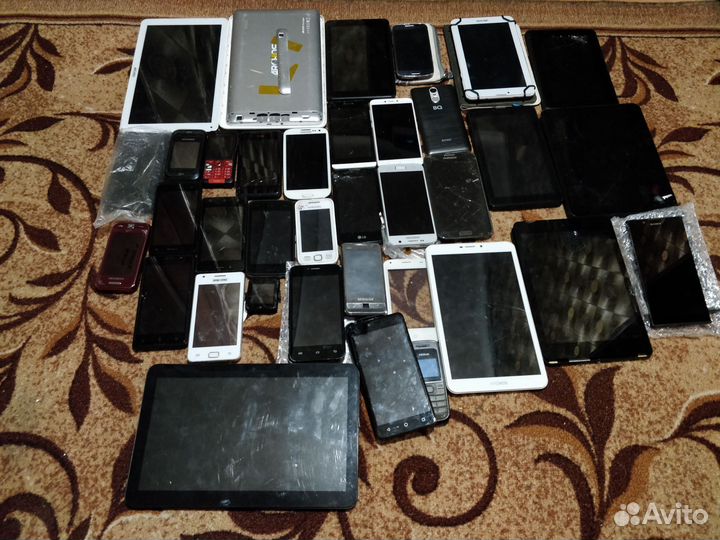 Набор планшетов и телефонов