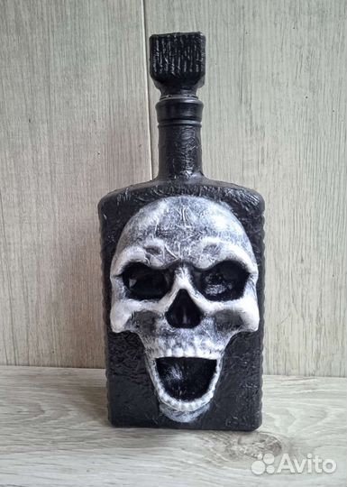 Бутылка с черепом