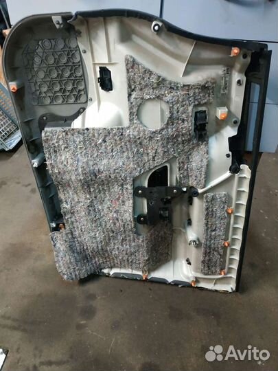 Обшивка двери задняя правая Nissan Armada