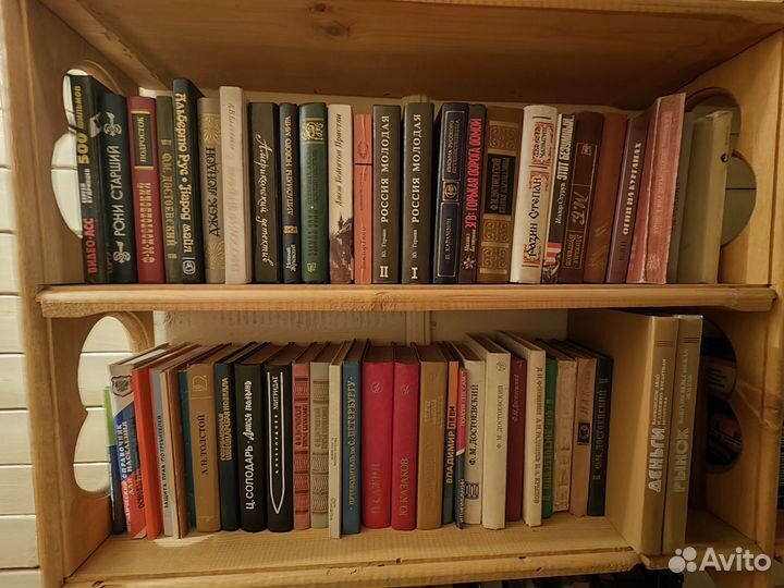 Много разных книг и журналов