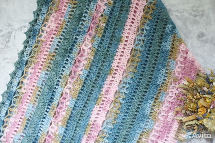 Голубая ажурная шаль ручной вязки