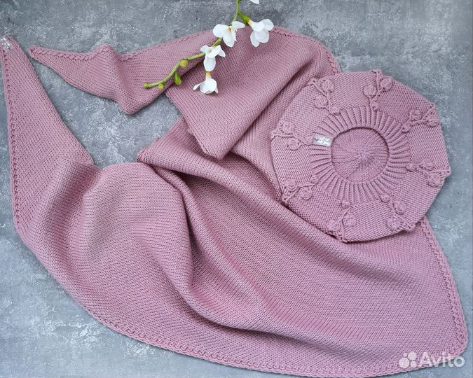 Комплект вязаный женский бактус шапка берет варежк