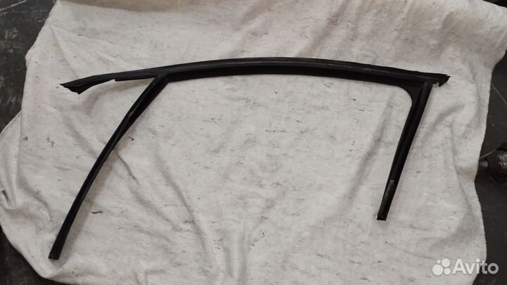 Уплотнитель стекла передней левой двери лада Xray