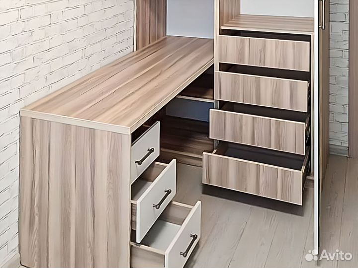 Школьный стол для двоих у окна