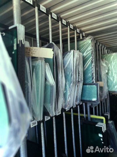 JCB 3CX Стекло ветровое нижнее левое