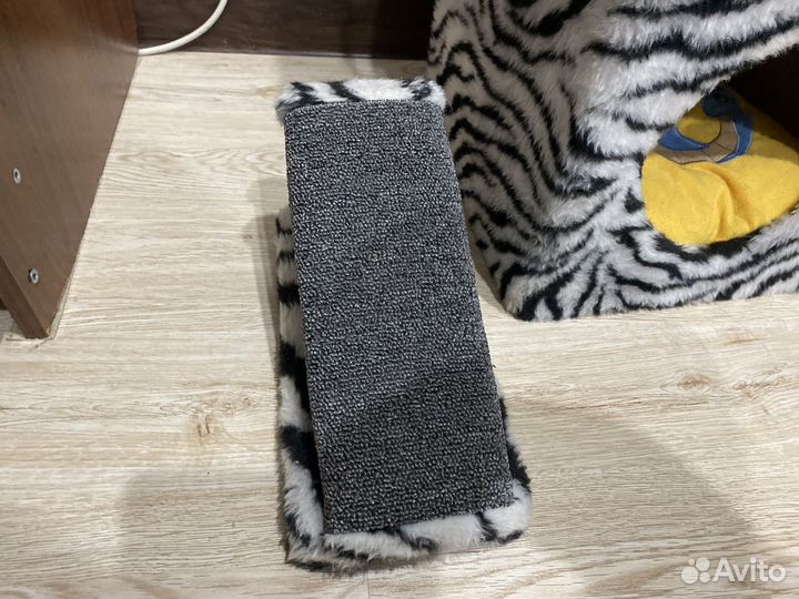 Кошачий домик с когтеточкой