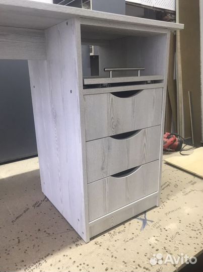 Маникюрный стол