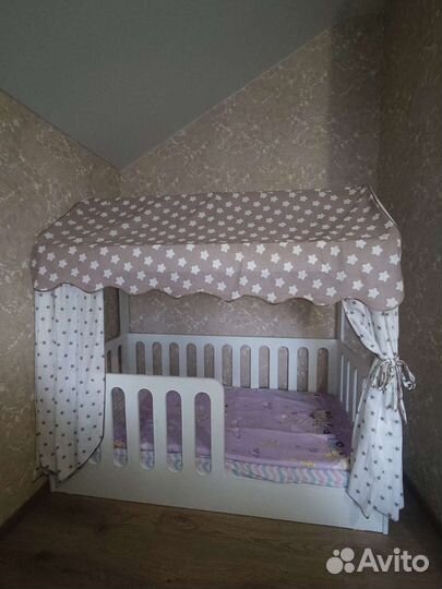 Детская кроватка домик