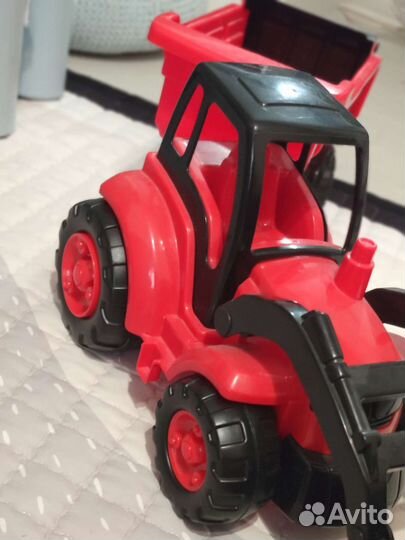 Трактор большой с прицепом