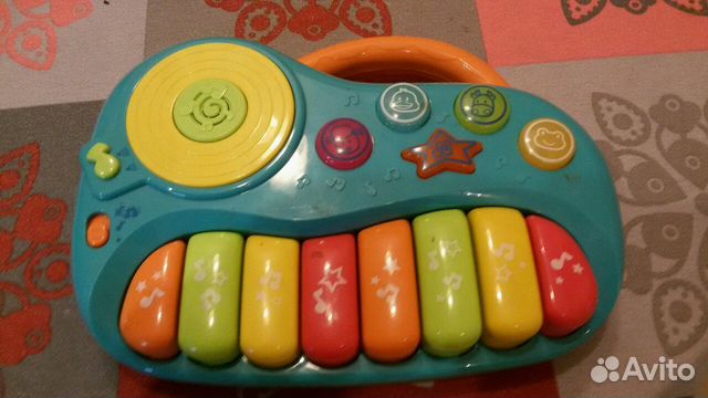 Пианино и детский мобиль