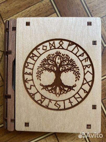 Деревянная шкатулка