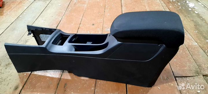 Консоль с подстаканниками и подлокотником на лансе