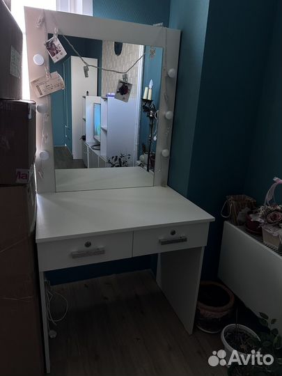 Макияжный стол с зеркалом