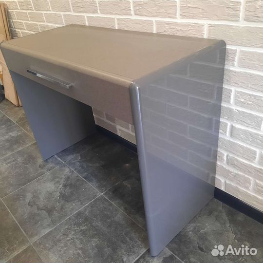 Туалетный столик с зеркалом