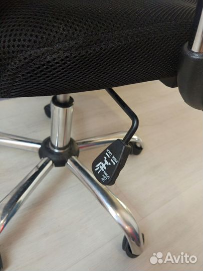 Компьютерное кресло с подголовником