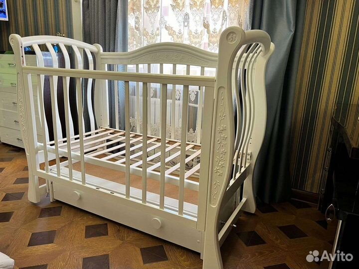 Детская кроватка с маятником