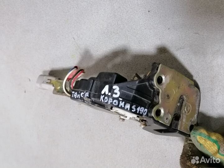 Замок двери задней левой Toyota Corona ST190 1994