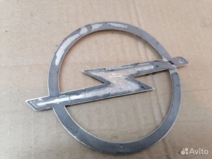 Эмблема задняя Opel Corsa D 2007