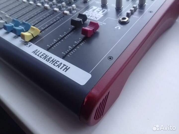 Allen & Heath ZED60-14FX микшерный пульт