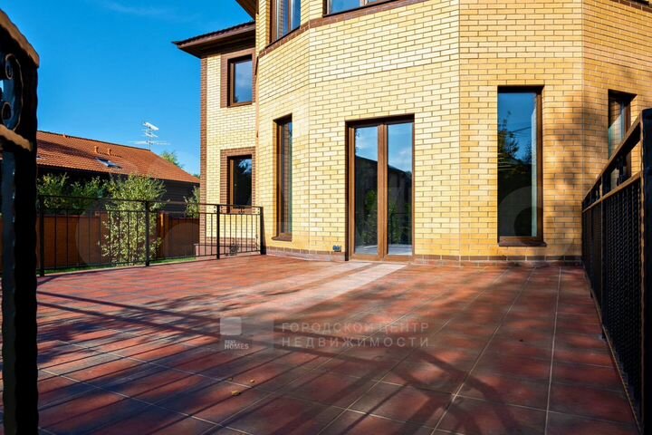 Дом 555 м² на участке 13,5 сот.