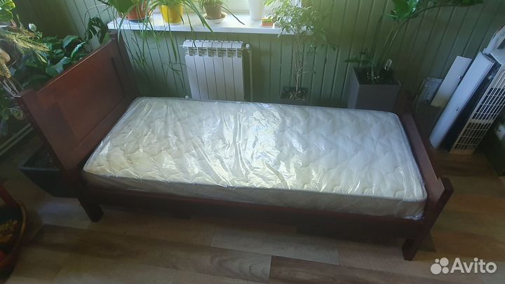 Кровать односпальная с матрасом