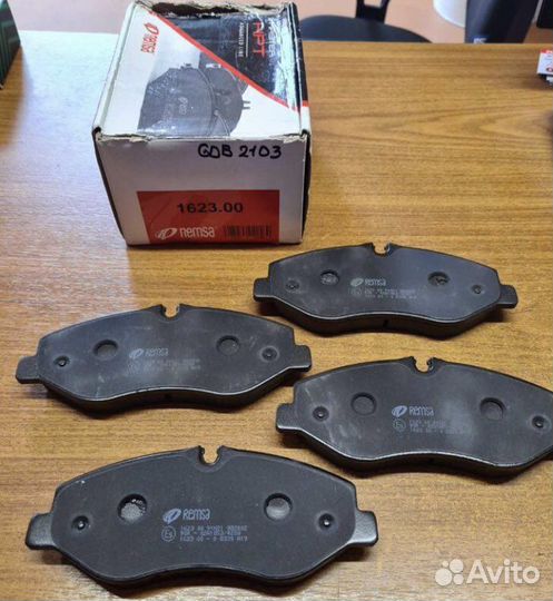 Mercedes w447 Колодки тормозные передниие