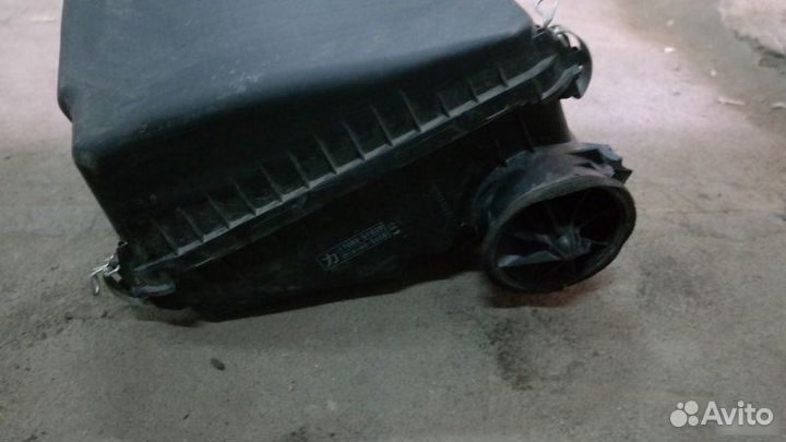 Корпус воздушного фильтра Toyota Land Cruiser 200