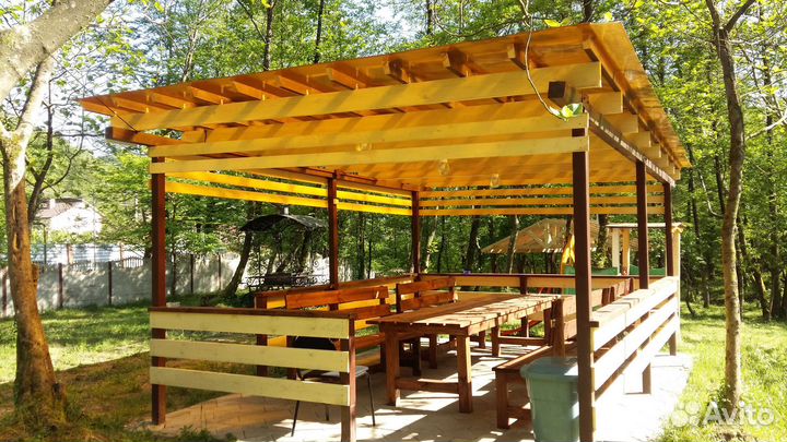 Деревянные столы и лавочки