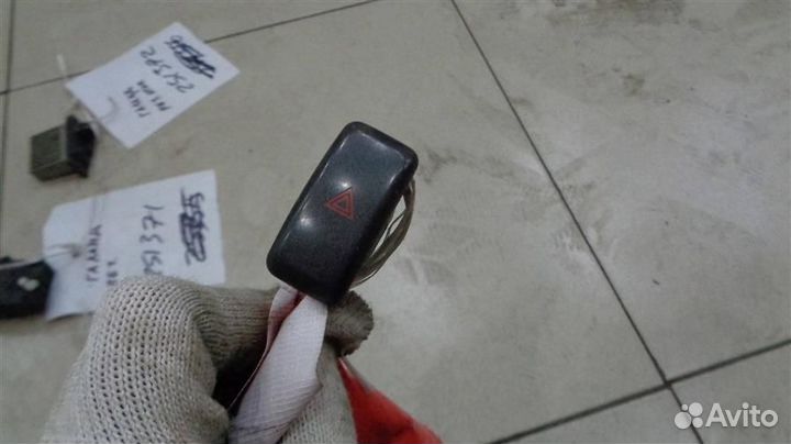 Кнопка аварийной сигнализации Mitsubishi Galant E